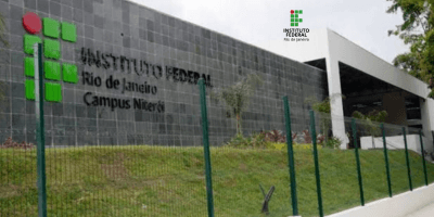 Estudantes revisando conteúdos para o IFRJ